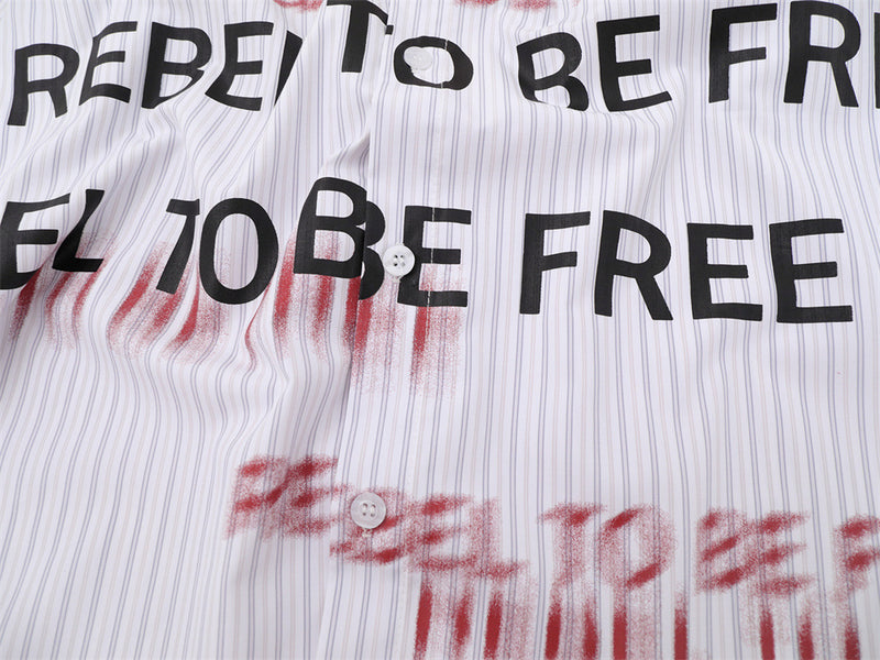 Gestreiftes Herrenhemd mit Knopfleiste und "Rebel To Be Free"-Print, lässige Passform