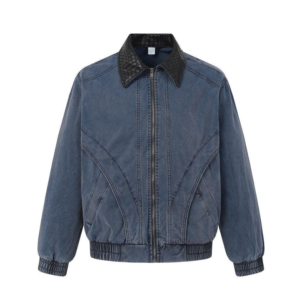 Blouson bomber en denim bleu délavé pour homme, col noir en similicuir tissé, coutures déconstruites, fermeture zippée intégrale et ourlet côtelé extensible