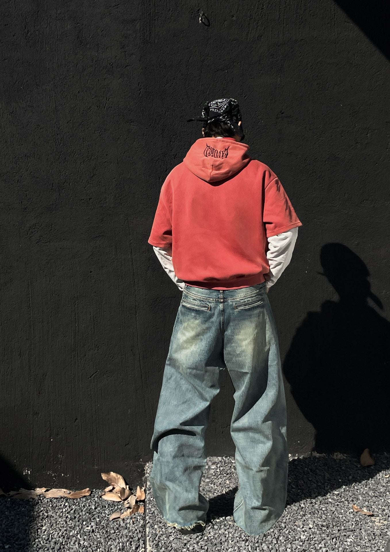 Sudadera de hombre con efecto de dos piezas – Gráfico desgastado «09» y estilo urbano lavado
