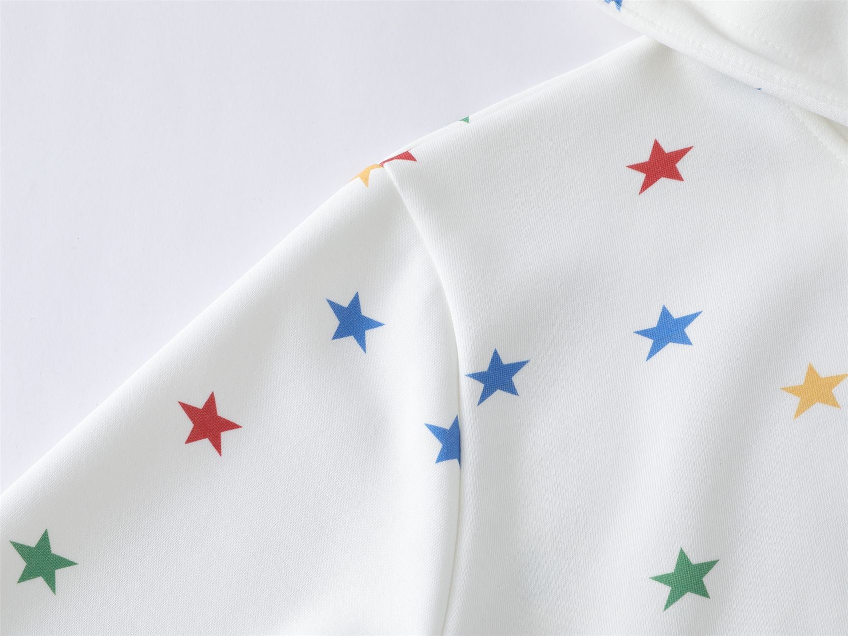 Hoodie mit Allover-Regenbogen-Sternenprint, Reißverschluss und kontrastierenden blauen Details