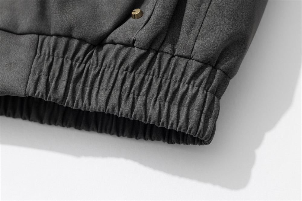 Chaqueta Bomber de Piel Sintética PU Desgastada con Capucha, Ribete de Pelo Sintético y Tachuelas Doradas