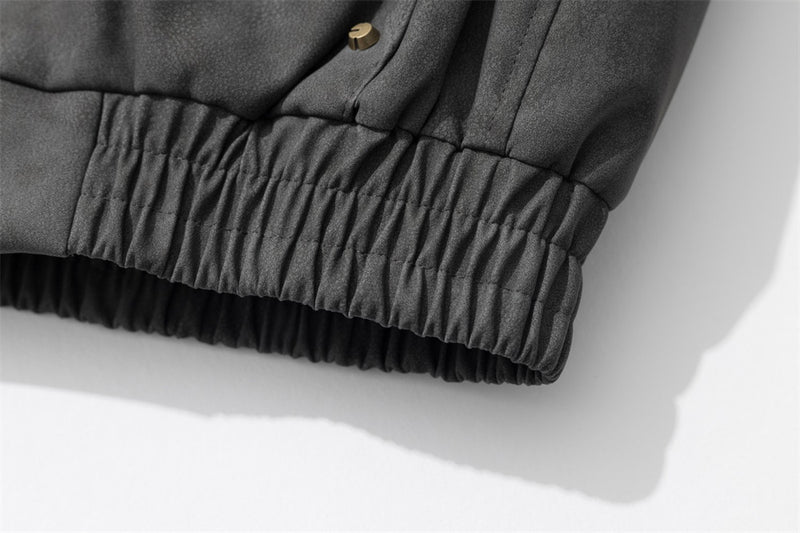 Chaqueta Bomber de Piel Sintética PU Desgastada con Capucha, Ribete de Pelo Sintético y Tachuelas Doradas