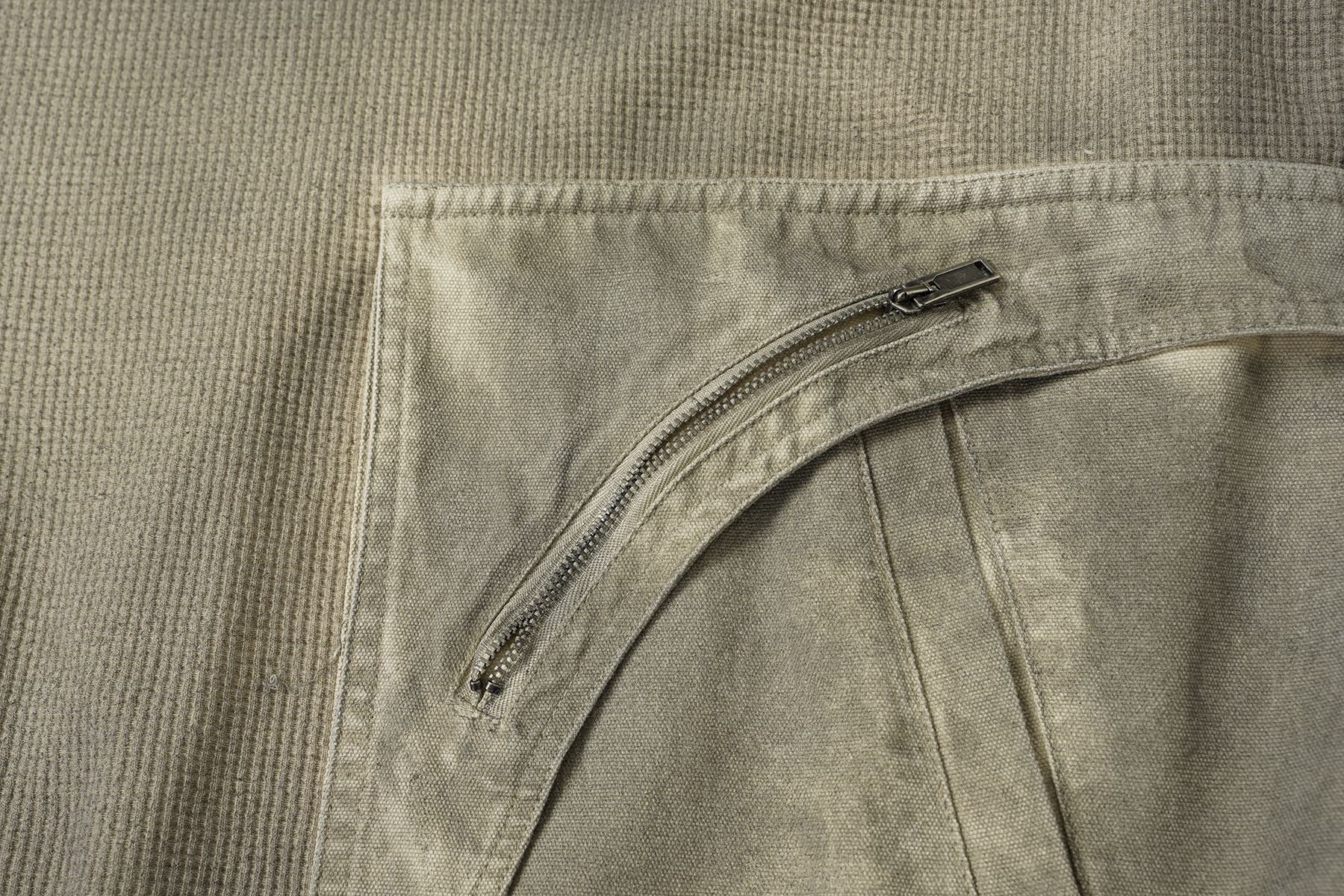 Oversized-Waffelstrick-Hoodie mit dekonstruierter Utility-Reißverschlusstaschen-Optik & Veloursleder