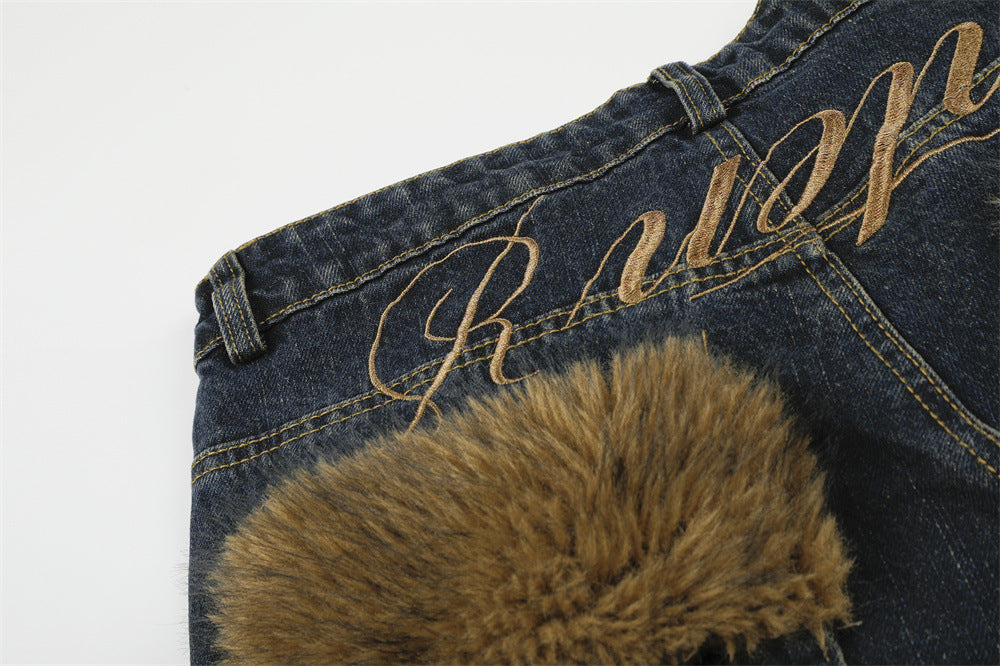 Wide-Leg-Baggy-Jeans mit Taschenbesatz aus Kunstfell und Schriftzugstickerei – Dark Wash