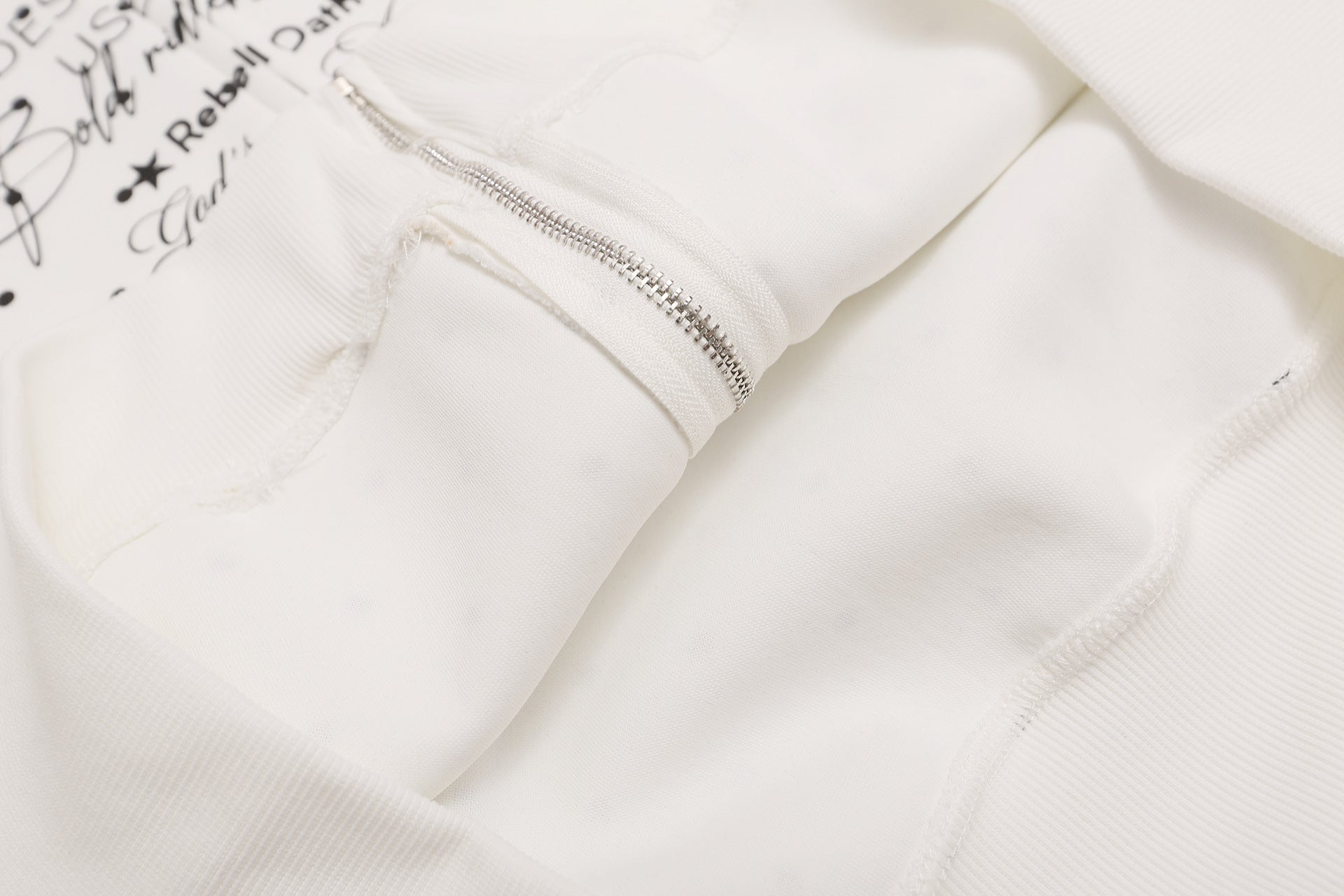 Punktierter Zip-Hoodie mit Street-Grafikprint und seitlichen Streifendetails