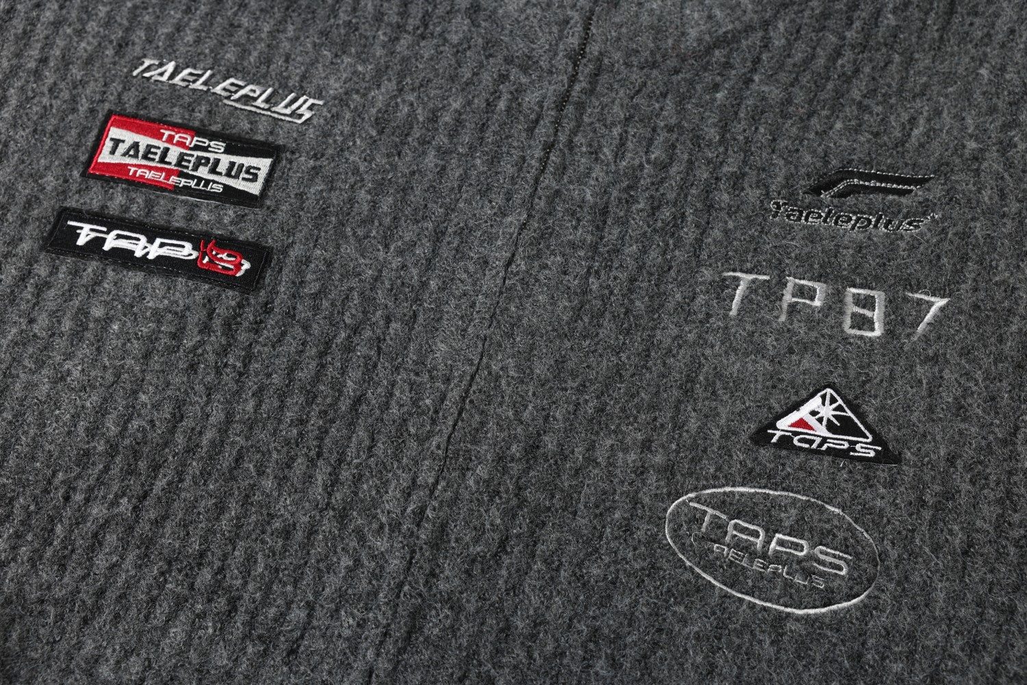 Strick-Cardigan mit Racing-Patches, Reißverschluss und Stehkragen