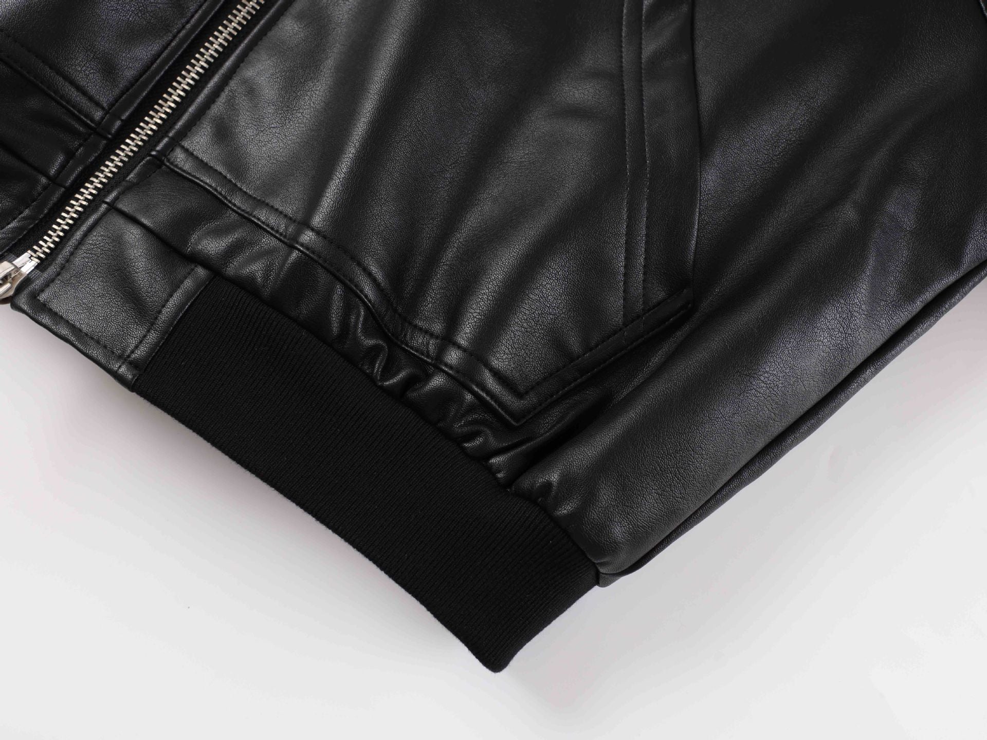 Chaqueta bomber de polipiel con capucha y forro de borreguito — Negra