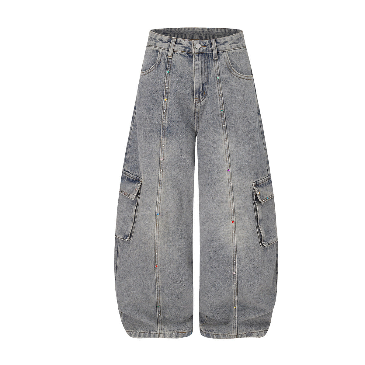 Vaqueros cargo baggy de pierna ancha en denim gris lavado vintage, con tachuelas de strass de colores en las costuras delanteras y bolsillos cargo con solapa
