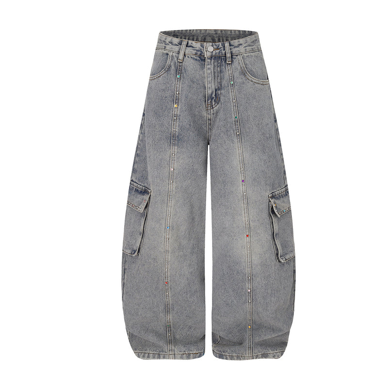 Vaqueros cargo baggy de pierna ancha en denim gris lavado vintage, con tachuelas de strass de colores en las costuras delanteras y bolsillos cargo con solapa