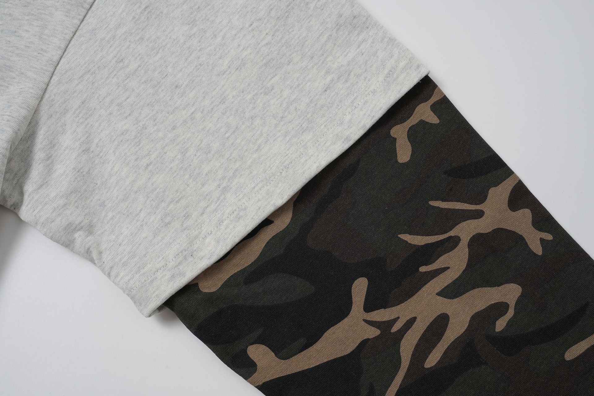 T-shirt manches longues superposé à manches camouflage – T-shirt streetwear oversize