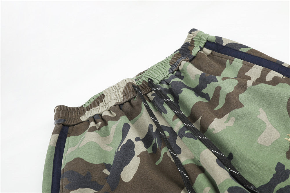 Pantalon de survêtement camouflage homme à jambes larges avec bandes latérales et écusson emblème