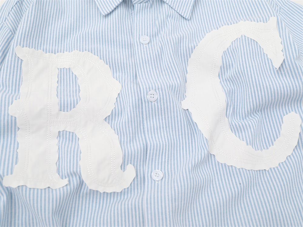 Gestreiftes Langarmhemd mit Button-down-Kragen und übergroßer R.C.-Buchstabenapplikation