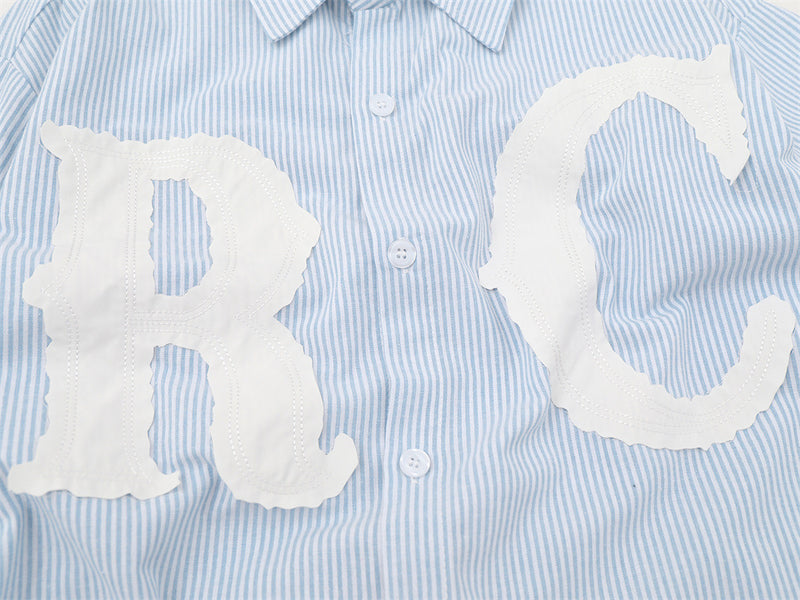 Gestreiftes Langarmhemd mit Button-down-Kragen und übergroßer R.C.-Buchstabenapplikation
