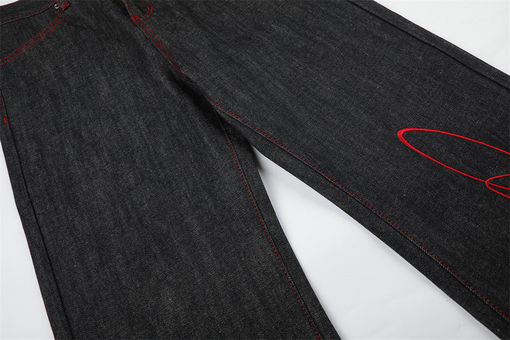 Jean à jambes larges – Denim noir avec surpiqûres rouges contrastantes et broderie script
