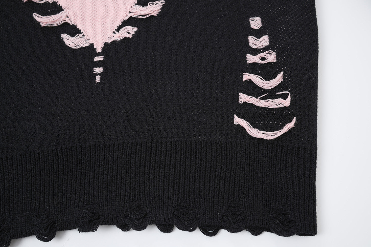 Pull à col montant Cross Heart en maille délavée – Jacquard gothique sombre à franges