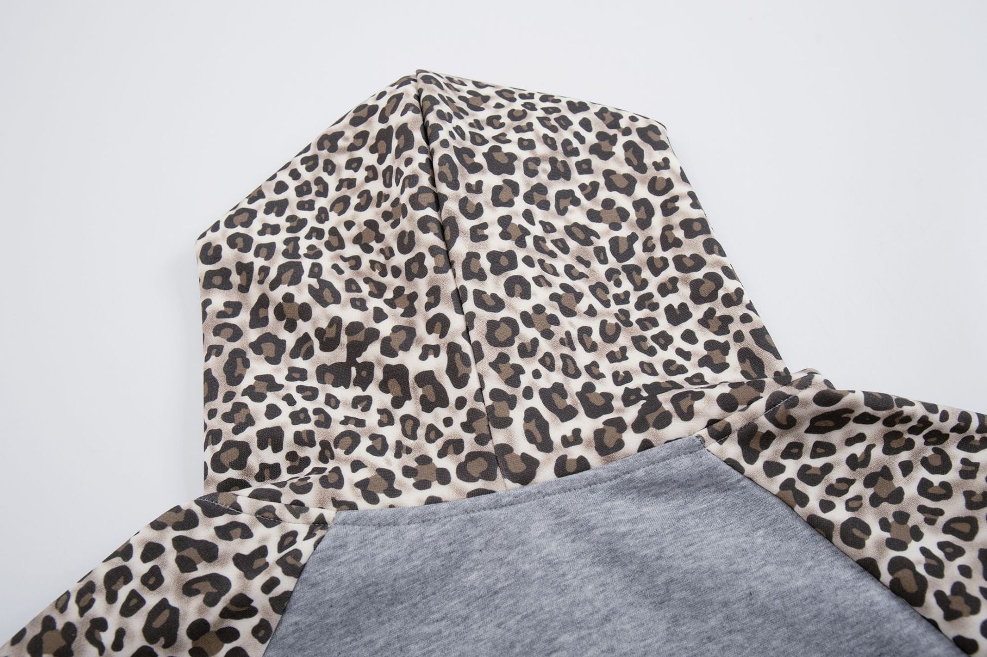 Raglan-Hoodie mit Leopardenprint, Dalmatiner-Grafik & rosa Herzen