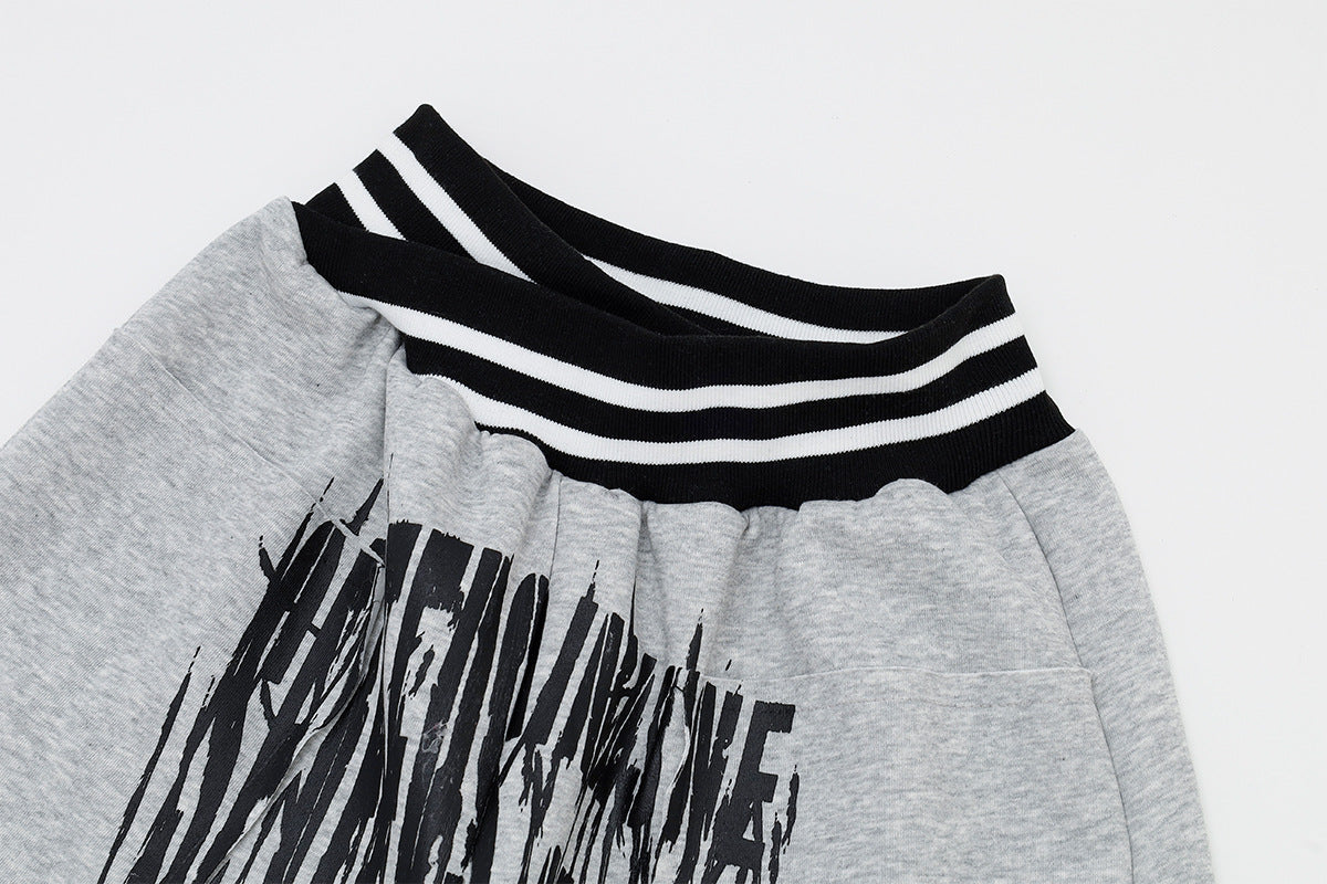 Jogginghose mit weitem Bein zum Hineinschlüpfen, gestreiftem Bund und Gothic-Grafikprint