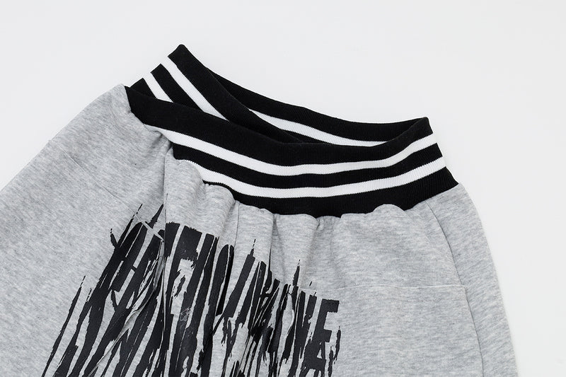 Jogginghose mit weitem Bein zum Hineinschlüpfen, gestreiftem Bund und Gothic-Grafikprint