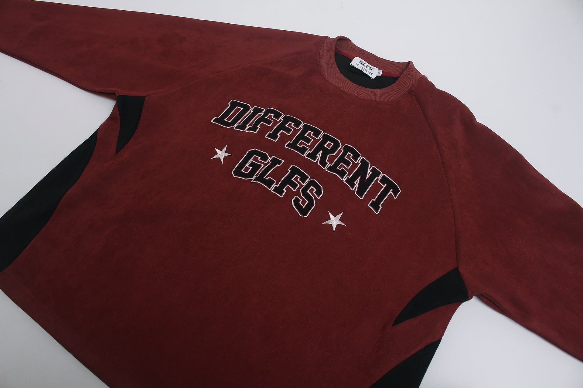 Langarmshirt mit Veloursleder-Textur – Collegiate-Arch-Aufdruck DIFFERENT GLFS