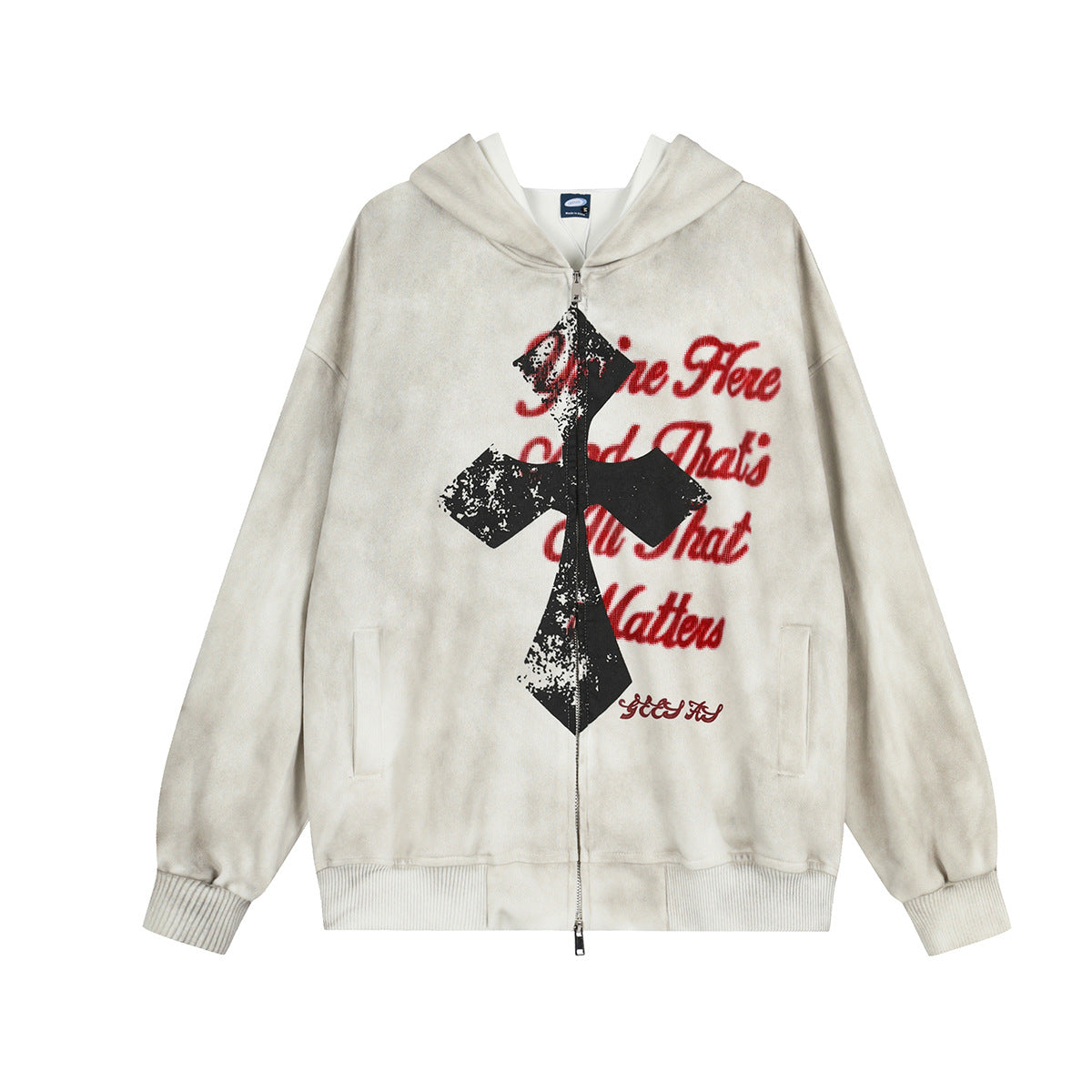 Sudadera extragrande lavada con cremallera, gráfico de cruz negra desgastada y estampado de letras rojas, mostrada en blanco roto y gris carbón