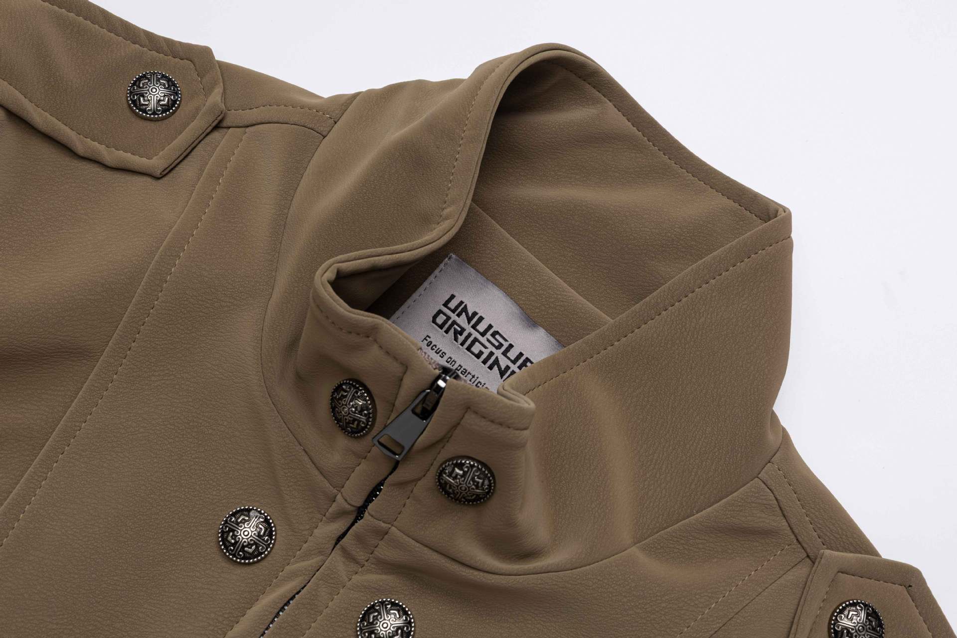 Jacke im Military-Stil mit Stehkragen und zweireihigem Knopfdetail