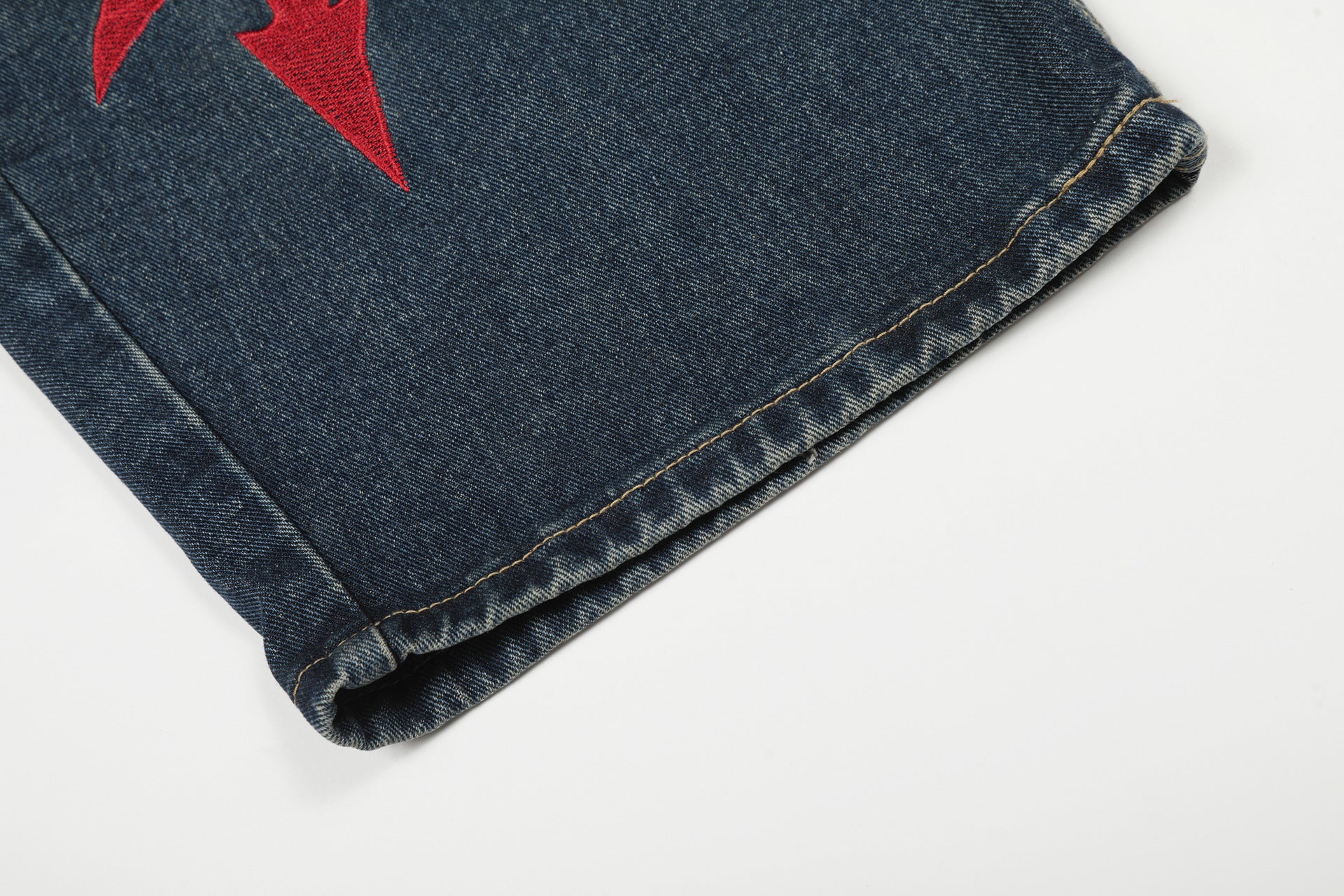 Jean délavé foncé baggy à jambes larges avec broderie gothique rouge