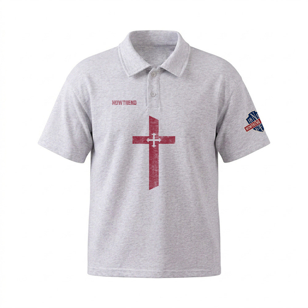 Polo homme à manches courtes avec grand motif croix effet usé imprimé sur la poitrine, disponible en gris chiné et noir