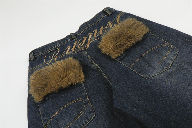Wide-Leg-Baggy-Jeans mit Taschenbesatz aus Kunstfell und Schriftzugstickerei – Dark Wash