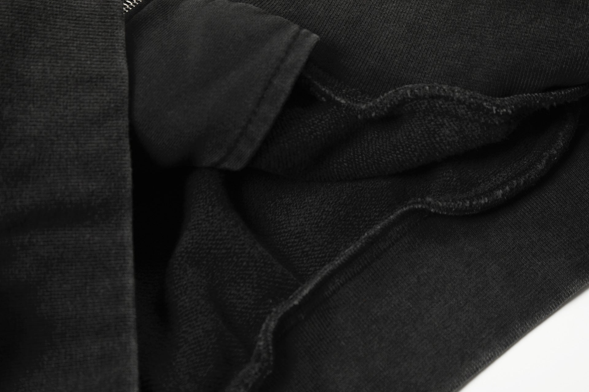 Hoodie noir zippé avec pointes métalliques et fini délavé — Streetwear heavy metal
