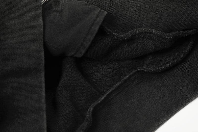 Hoodie noir zippé avec pointes métalliques et fini délavé — Streetwear heavy metal