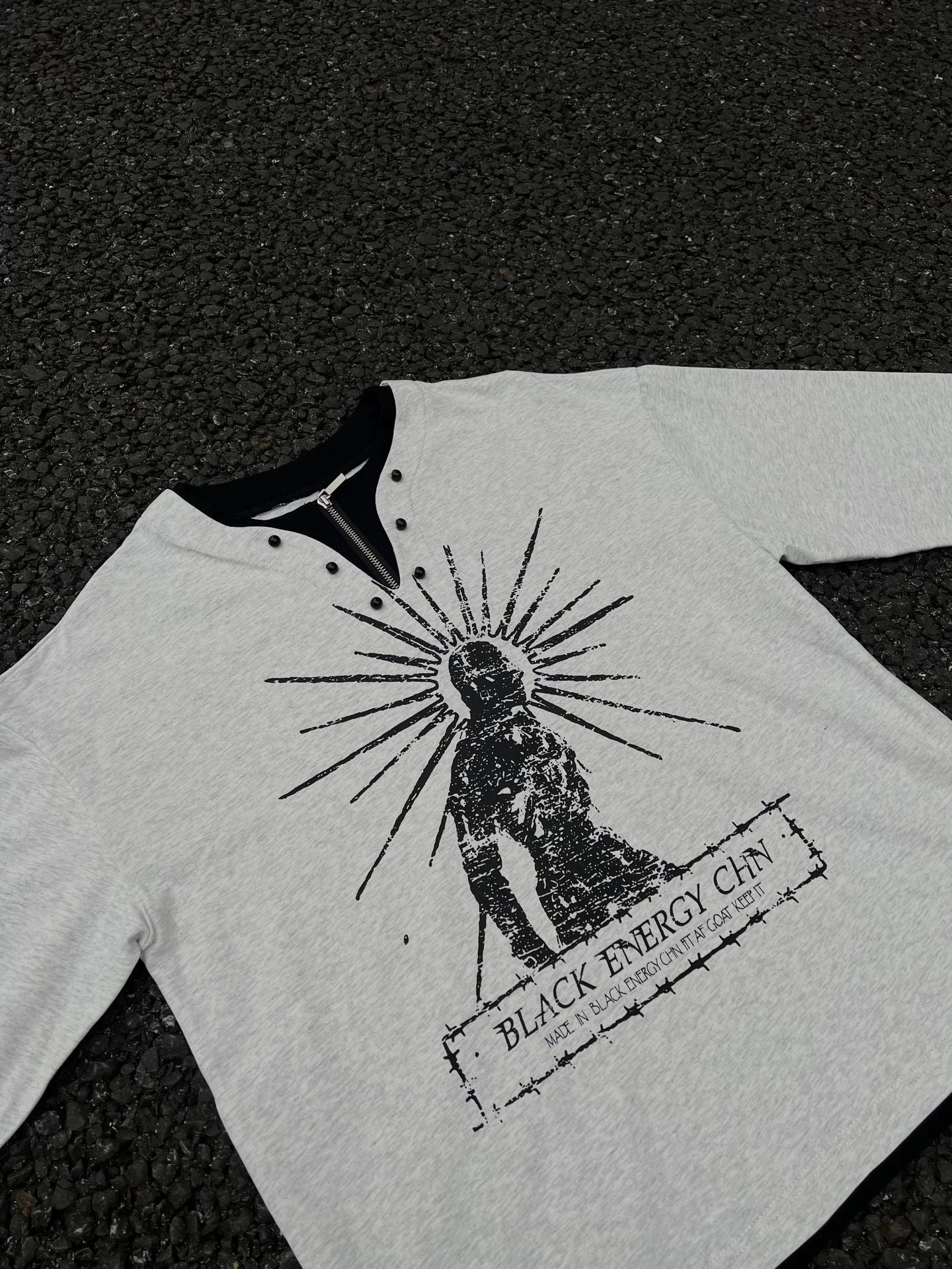 T-shirt graphique manches longues avec col zippé à rivets – Imprimé Black Energy CHN