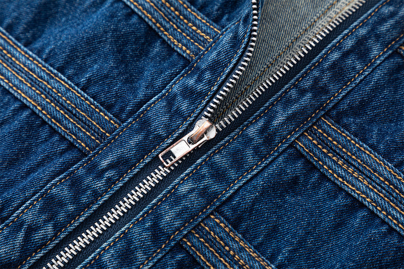 Veste en jean bleu foncé à col montant style militaire avec boutons décoratifs