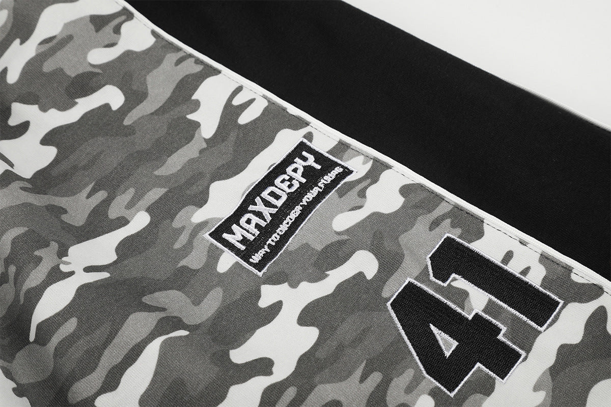 Pantalon de survêtement camouflage à jambes larges avec empiècements latéraux noirs et patch numéroté