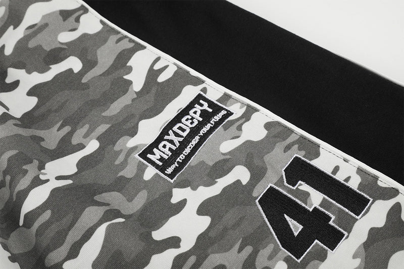 Pantalon de survêtement camouflage à jambes larges avec empiècements latéraux noirs et patch numéroté