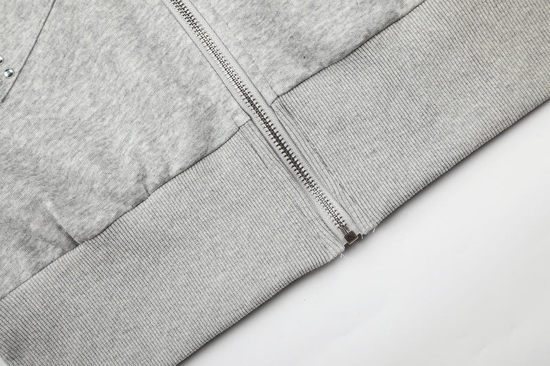 Sweat à capuche zippé avec écusson croix clouté et doublure camouflage