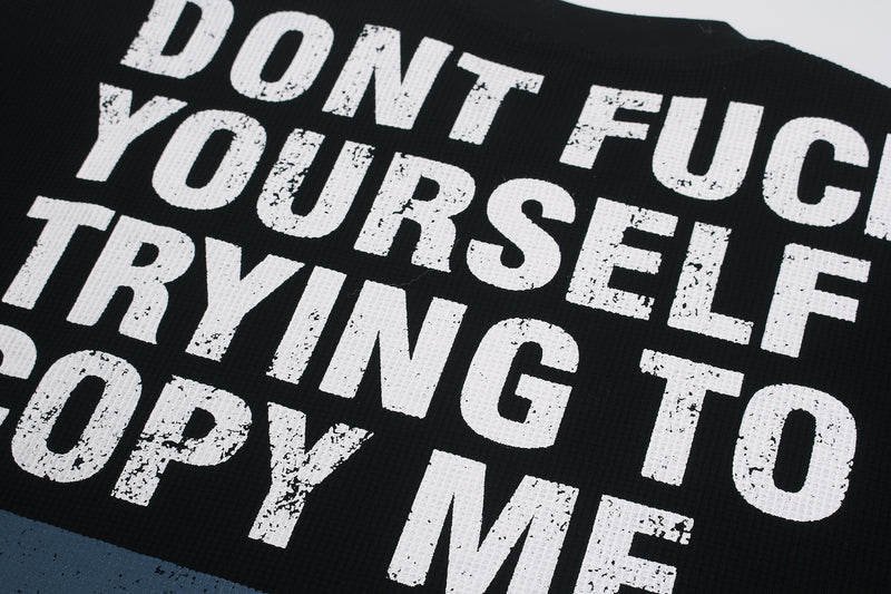 Schwarzes Longsleeve mit Graphic – Streetwear-Waffelshirt mit markantem Print