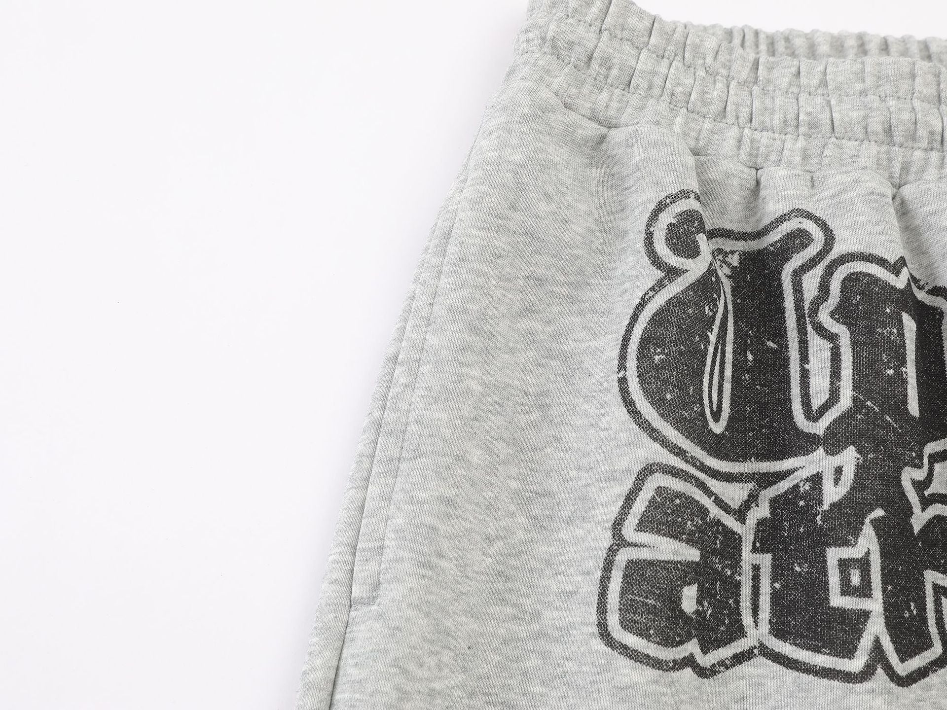 Pantalon de survêtement à jambes larges avec graphisme graffiti et ourlet orné de détails métalliques