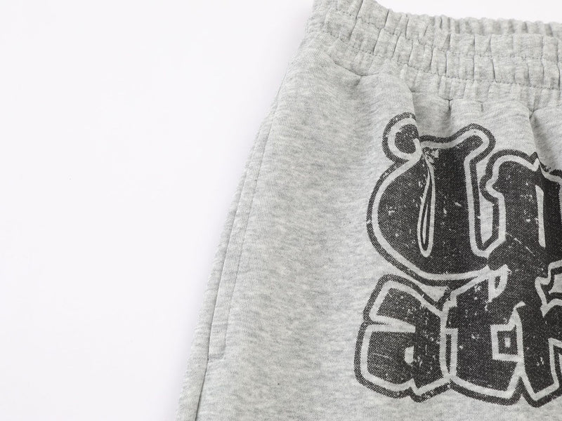 Pantalon de survêtement à jambes larges avec graphisme graffiti et ourlet orné de détails métalliques