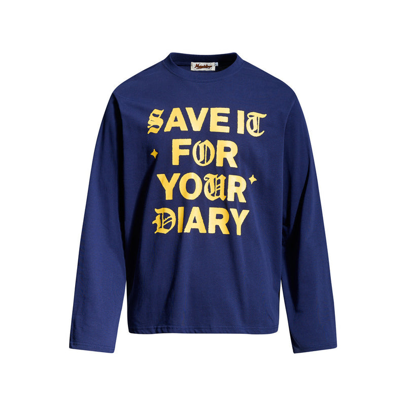 ネイビーブルーの長袖クルーネックTシャツ。胸元に黄色のゴシック体で「Save It For Your Diary」のスローガンプリント。