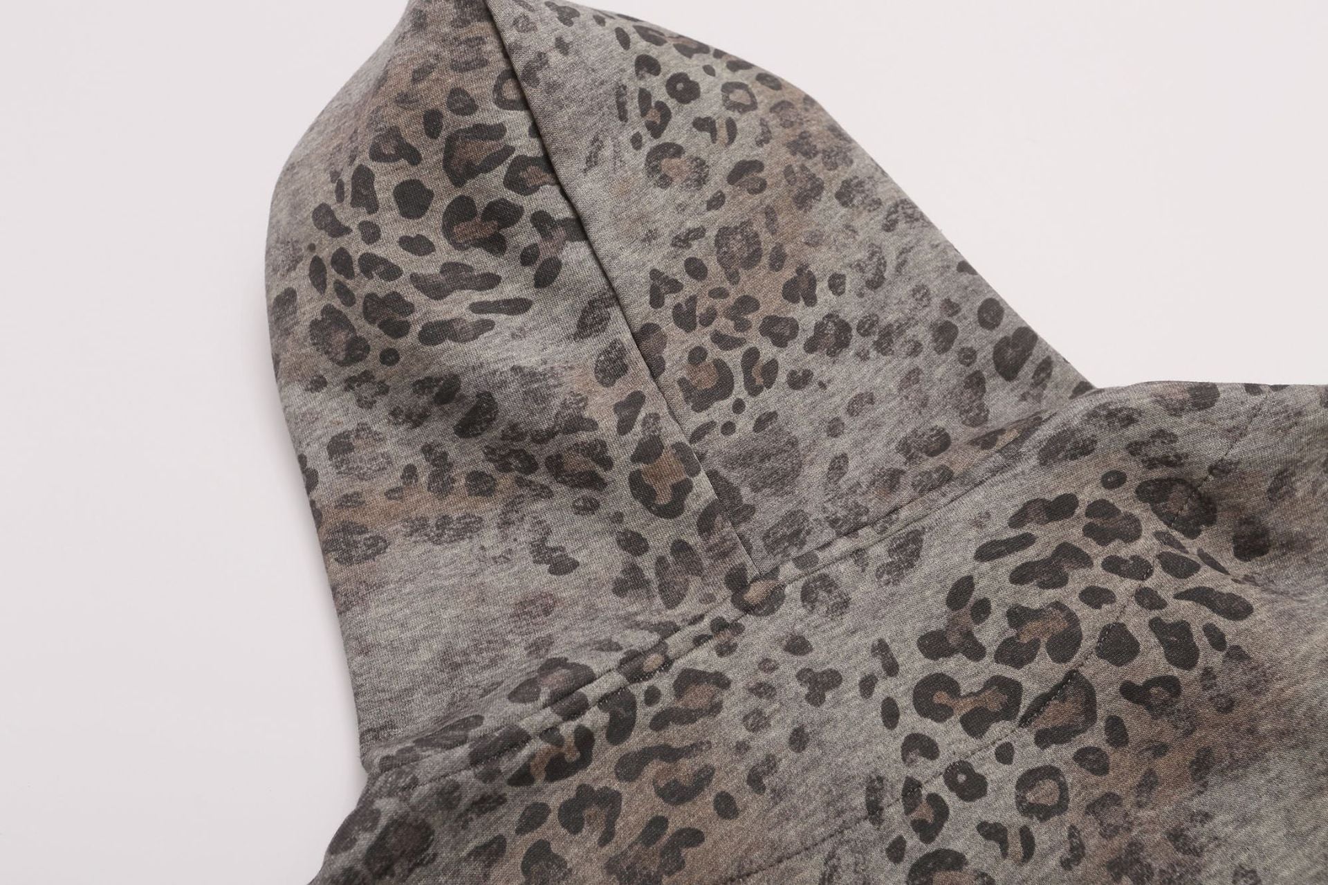 Leo-Print-Zip-Hoodie mit Streifenärmeln und Wappen-Grafik