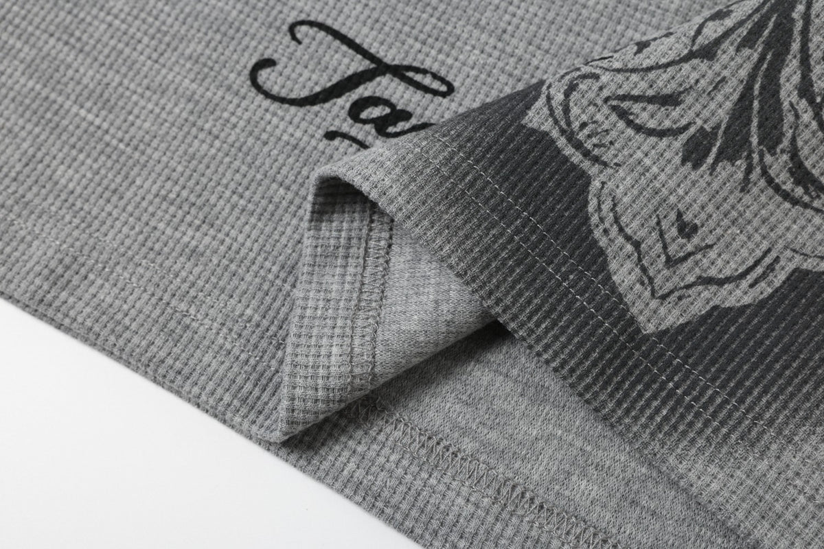 Langarm-Henley-T-Shirt aus Waffelstrick mit dunklem Kreuz-Grafikprint