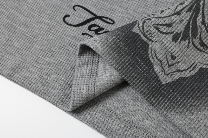 Langarm-Henley-T-Shirt aus Waffelstrick mit dunklem Kreuz-Grafikprint