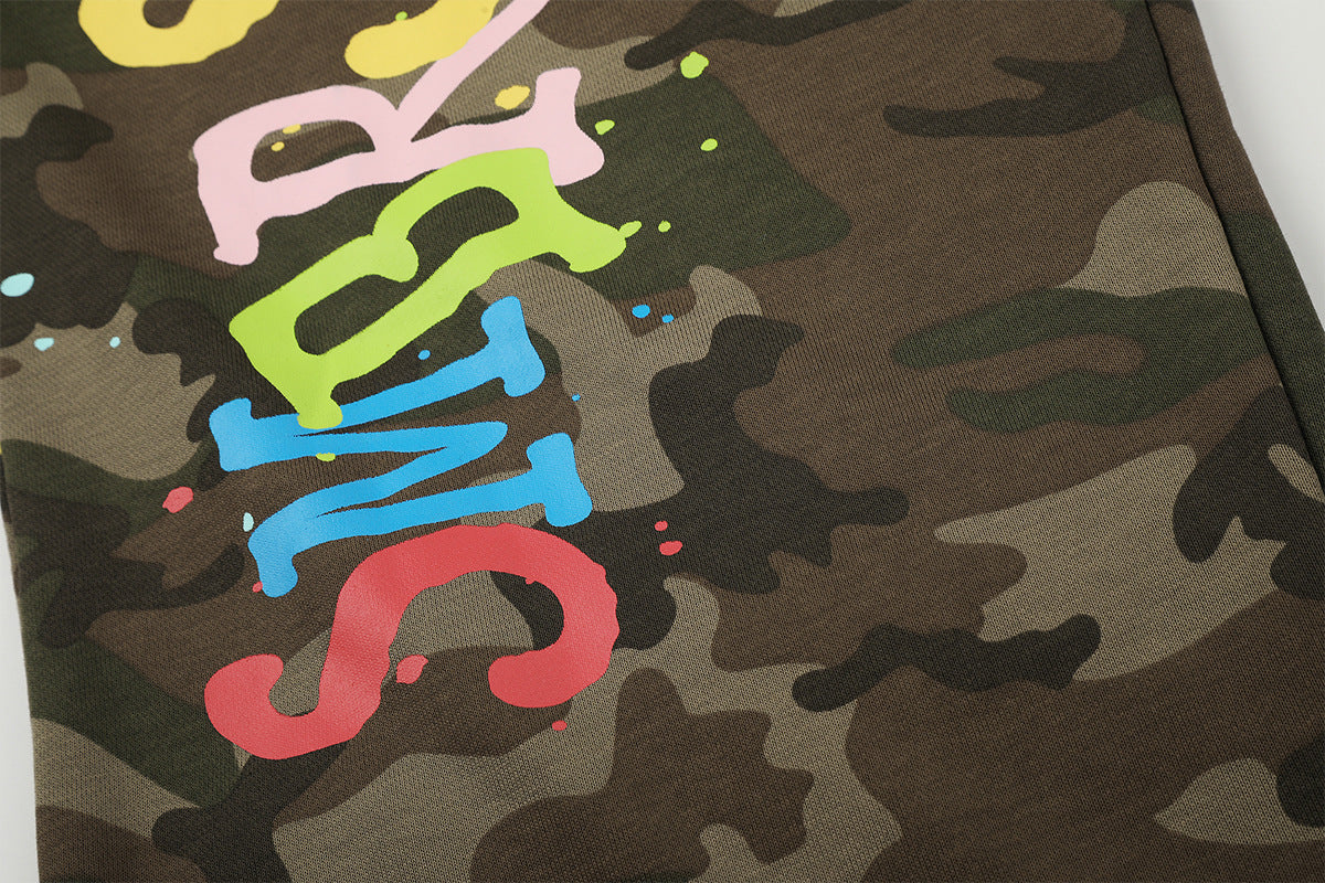 Camo-Wide-Leg-Jogginghose mit Graffiti-Schriftprint und Farbspritzern