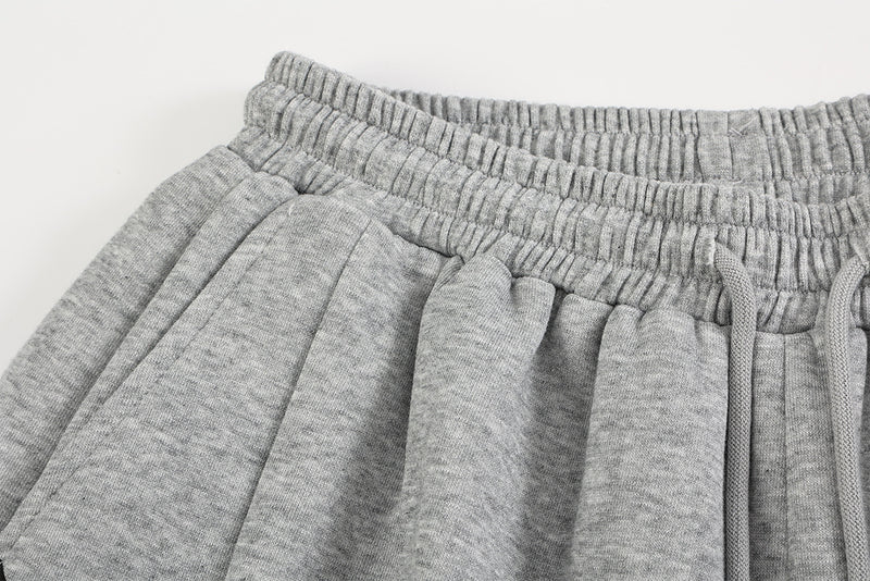 Pantalon de survêtement à jambes larges, rayures diagonales et lettrage – Coupe droite street