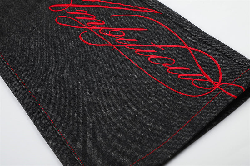 Jean à jambes larges – Denim noir avec surpiqûres rouges contrastantes et broderie script