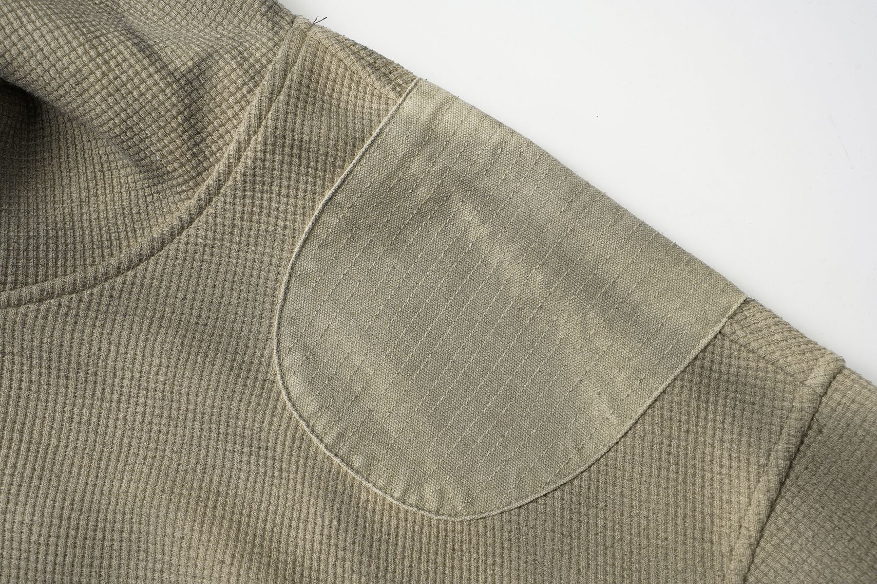 Oversized-Waffelstrick-Hoodie mit dekonstruierter Utility-Reißverschlusstaschen-Optik & Veloursleder