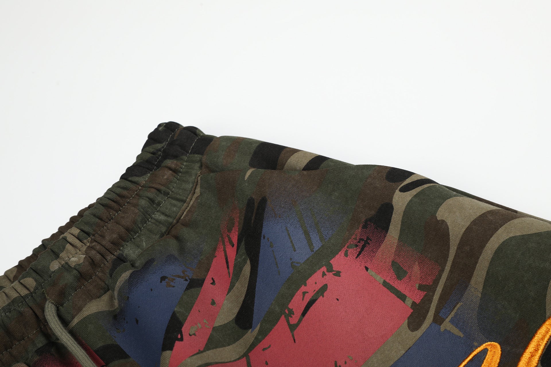 Camo-Wide-Leg-Jogginghose mit Union-Jack-Grafikprint