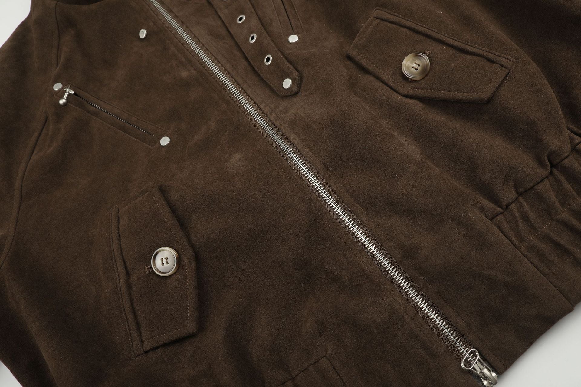 Blouson bomber court en suédine avec éléments métalliques – Style streetwear punk