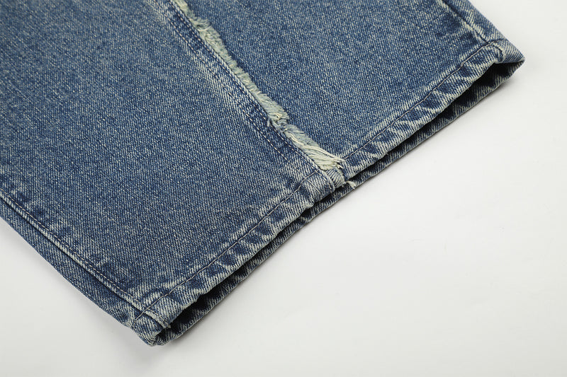 Baggy-Jeans mit weitem Bein, Stern-Patches und offenen Fransennähten
