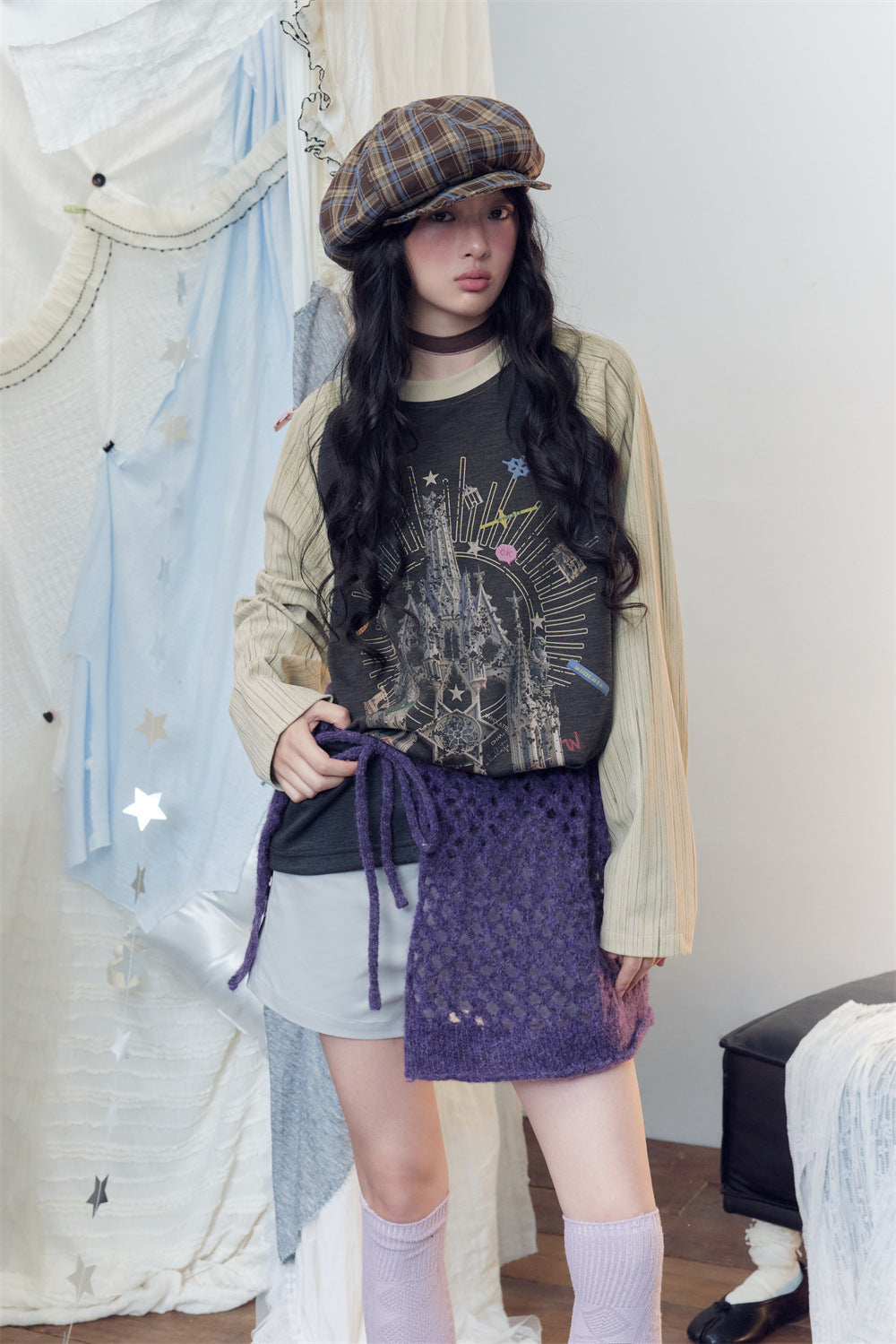 Long Sleeve Raglan T-Shirt with Gothic Castle Print – Contrast Sleeve Colorblock